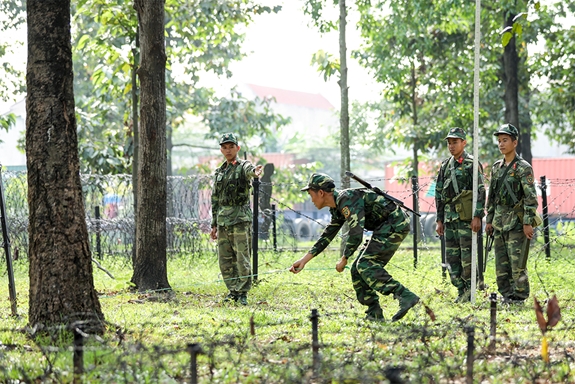 Bộ đội Lữ đoàn Công binh 550 (Quân đoàn 4) huấn luyện mở cửa đánh chiếm mục tiêu. Ảnh: HỮU NHIỆM
